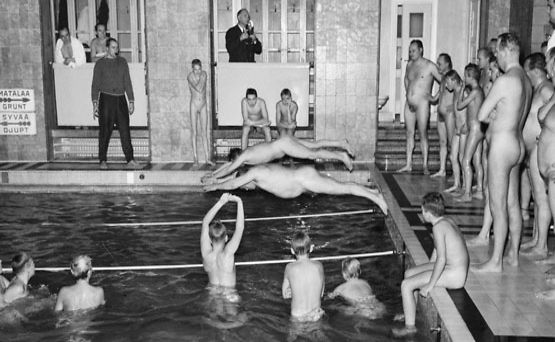 Miesten uimakilpailut Yrjönkadun uimahallissa vuonna 1960.