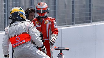 Lewis Hamilton ja Kimi Räikkönen kolarin jälkeen, kuva: EPA/Paul Chiasson / POOL  