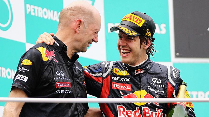 Adrian Newey ja Sebastian Vettel palkintopallilla Malesiassa 
