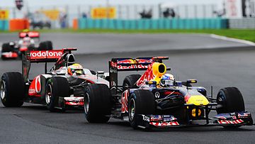 Sebastian Vettel ja Lewis Hamilton Hungaroringin radalla