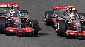 Fernando Alonso ja Lewis Hamilton, kuva: EPA/OLIVER WEIKEN 