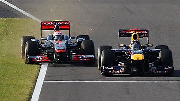 Jenson Button ja Sebastian Vettel Japanin GP:n startissa 2011