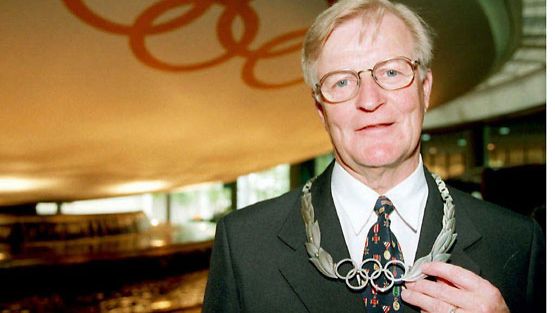 Kosti Rasinperä sai vuonna 1996 kunnianosoituksen työstään Suomen Olympiakomitean pääsihteerinä.