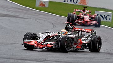 Lewis Hamilton ja Kimi Räikkönen, kuva: EPA/ROALND WEIHRAUCH  