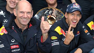 Adrian Newey ja Sebastian Vettel juhlivat Belgian GP:n voittoa
