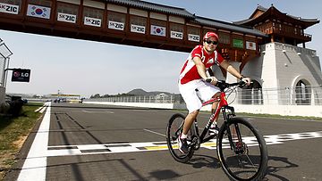 Felipe Massa tutustui torstaina Korean rataan polkupyörällä 