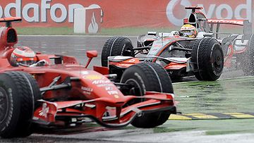 Kimi Räikkönen, Lewis Hamilton, kuva:  EPA/DANIEL DAL ZENNARO 