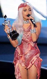 Lady Gaga verhoutui palkintogaalaan kauttaaltaan lihaan.