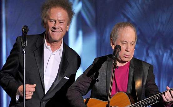 Art Garfunkel ja Paul Simon esiintymässä vuonna 2010.