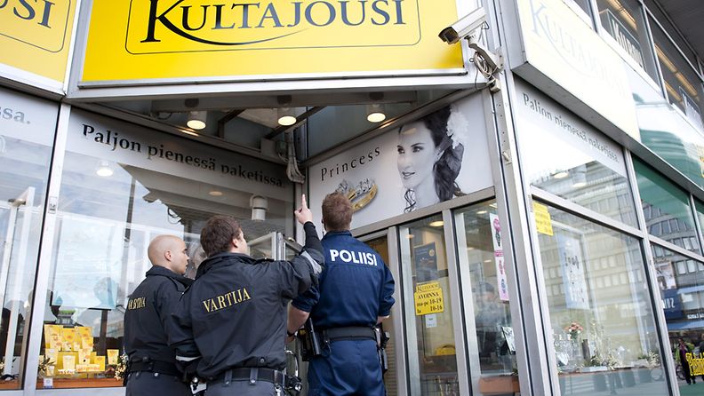 Poliisit tutkivat ryöstettyä Kultajousi-kultasepänliikettä Kaivokadulla Helsingissä, 9. syyskuuta 2011
