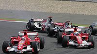 Michael Schumacher ja Felipe Massa, kuva: Clive Rose