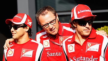 Ferrari-tallipäällikkö Stefano Domenicali ja kuljettajansa