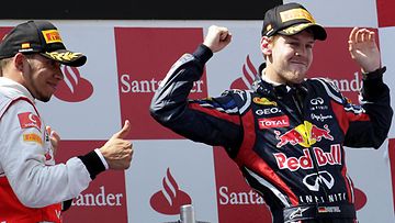 Lewis Hamilton ja Sebastian Vettel Espanjan GP:n palkintopallilla 