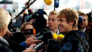Sebastian Vettel median edessä mestaruusjuhlia seuranneena päivänä.