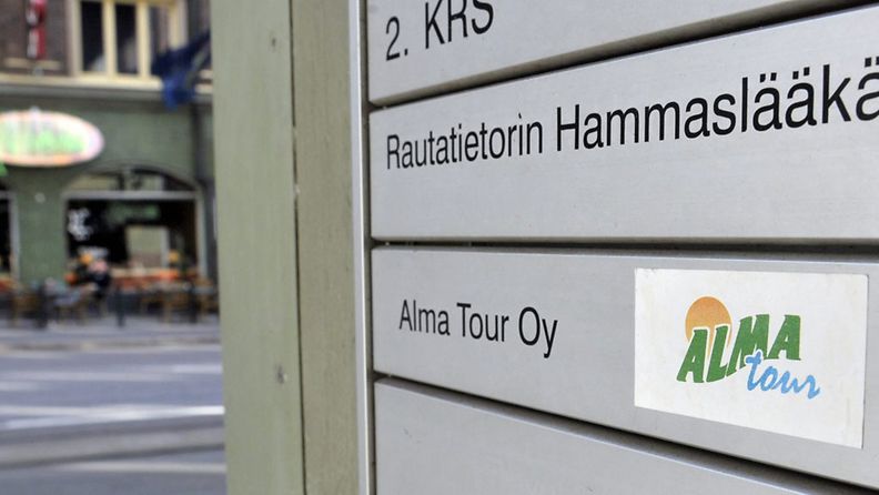 Matkatoimisto Alma Tourin toimiston kyltti Kaisaniemenkadulla Helsingissä 11. syyskuuta 2011. Bulgariaan on jäänyt jumiin n. 200 suomalaista turistia Bulgaria Air -lentoyhtiön ja Alma Tour -matkanjärjestäjän velkakiistan takia.  