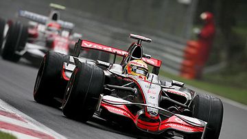 Lewis Hamilton Timo Glockin edellä, kuva: EPA/FELIX HEYDER 