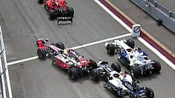 Nico Rosberg kolaroi Lewis Hamiltonin perään, kuva: MTV3