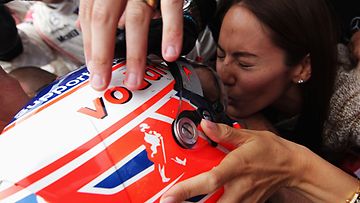 Jenson Button ja Jessica Michibata Unkarin GP:n voittotunnelmissa