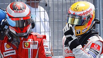 Kimi Räikkönen ja Lewis Hamilton, kuva: EPA/Paul Chiasson / POOL  
