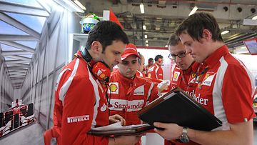 Felipe Massa, Stefano Domenicali ja Rob Smedley tutkivat tietoja 