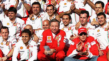Felipe Massa, Jean Todt, Kimi Räikkönen ja Ferrari-tallin henkilökuntaa, kuva: Vladimir Rys/Bongarts/Getty Images
