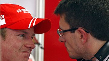 Kimi Räikkönen ja kisainssi  Chris Dyer, kuva: KERIM OKTEN EPA/ 