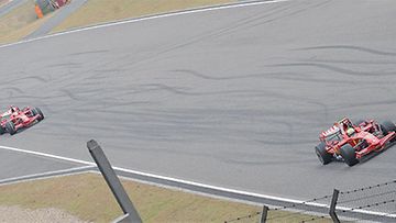 Felipe Massa ajaa Kimi Räikkösen edellä, kuva: Ferrari