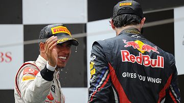 Lewis Hamilton ja Mark Webber Kiinan GP:n palkintopallilla 