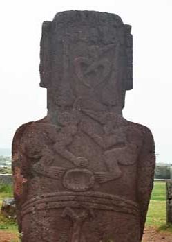 Moai-patsaaseen kaiverrettuja Lintumies-kultin symboleja.