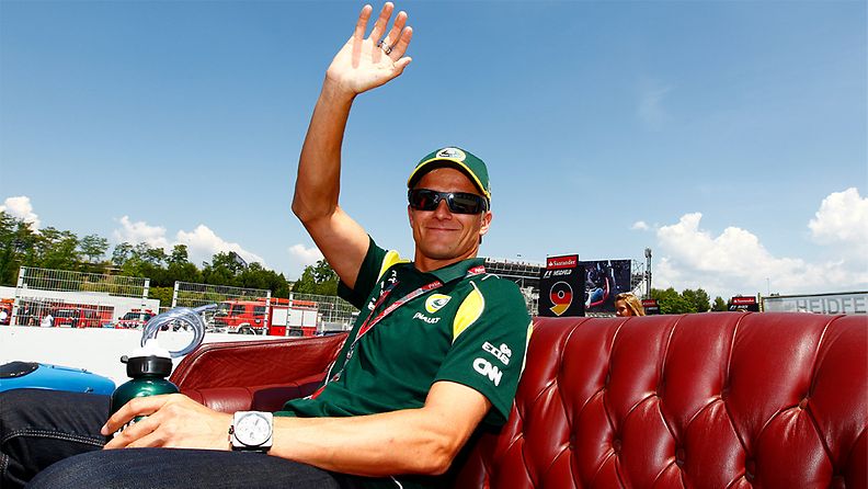 Heikki Kovalainen kuljettajien paraatissa ennen Espanjan GP:tä