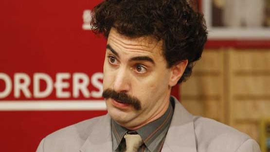 Röyhkeä toimittaja Borat (Saha Baron Cohen) pistää haastateltavansa tiukille.