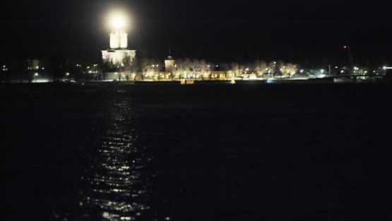 Suomenlinnan majakka valaisee pimeää marraskuun yötä.
