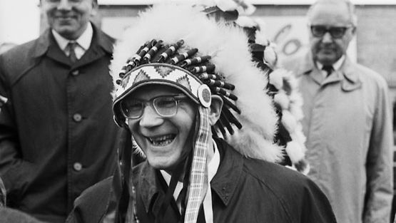 Presidentti Urho Kekkonen ei arkaillut laittaa päähänsä lahjaa, jonka sai vuonna 1961 valtiovierailullaan Yhdysvaltojen Minnesotassa. Takanaan vasemmalla ulkoministeri Ahti Karjalainen ja oikealla suurlähettiläs Rafael Seppälä. 
