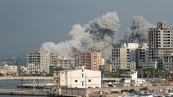 Tyren kaupunkia pommitetaan sodan aikana.