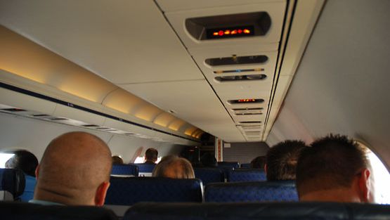 Nykypäivänä lentokoneissa ei saa polttaa. Kannattaa myös miettiä kahdesti, ennen kuin päästelee suolistokaasuja.
