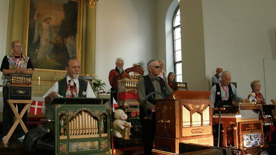 Aurinkolasipäinen Teuvo soittaa Delekaansa Hämeenlinnan kirkkokonsertissa vuoden 2009 Kansainvälisissä Posetiivifestivaaleissa.