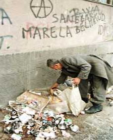 Sarajevolainen mies kerää ruokaa roskien seasta.