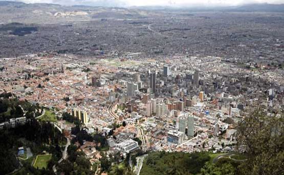 Kolumbian pääkaupunki Bogota Monserrate-vuorelta kuvattuna.