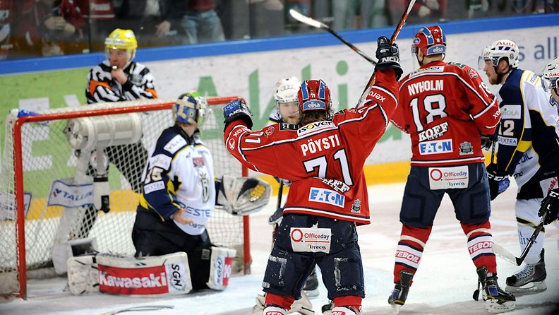  HIFK:n Eetu Pöysti ja Robert Nyholm juhlivat joukkueen 3-1 osumaa jääkiekon SM-liigan ensimmäisessä loppuottelussa HIFK-Blues 