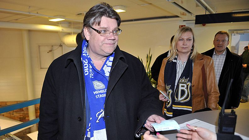 Perussuomalaisten puheenjohtaja Timo Soini saapui katsomaan vaimonsa Tiinan kanssa illan jääkiekon SM-liigan finaaliottelua