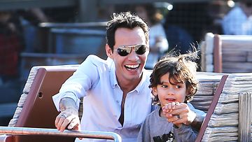 Marc Anthony Disneylandissa lapsensa kanssa