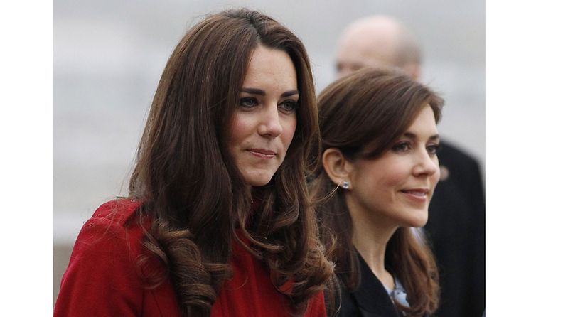 Kate Middletonin kasvoja varjosti hiuspilvi.