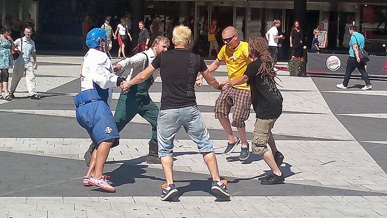 Polttareita juhliva Amin Asikainen pisti tanssiksi keskellä Sergelin toria. 