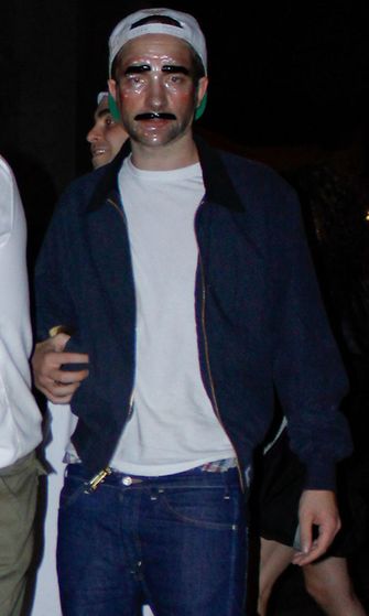 Robert Pattinson oli pukeunut ylleen naamarin.