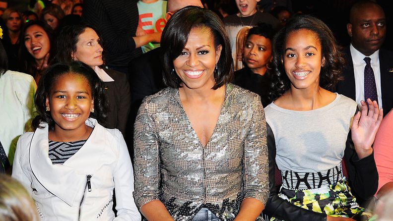 Michelle Obama Kids' Choice Awards -gaalassa lastensa Sashan ja Malian kanssa.