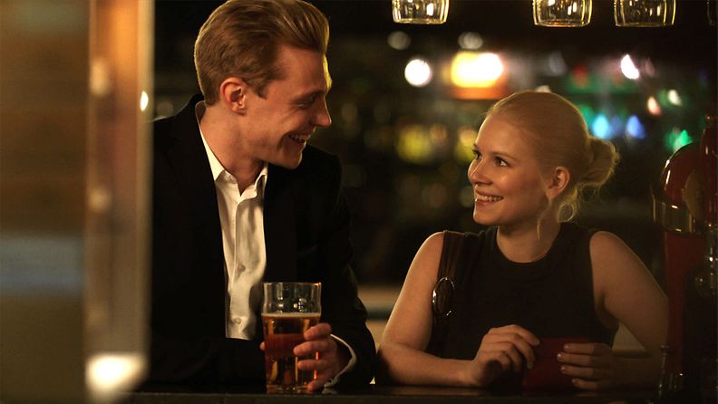 Espen Klouman-Høiner ja Pamela Tola Kaksi tarinaa rakkaudesta -elokuvassa.