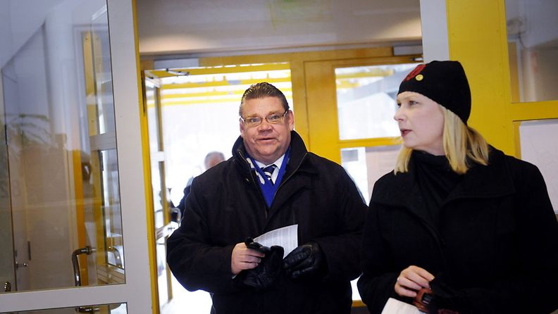 Timo Soini oli yhtä hymyä saapuessaan vaaliuurnille.