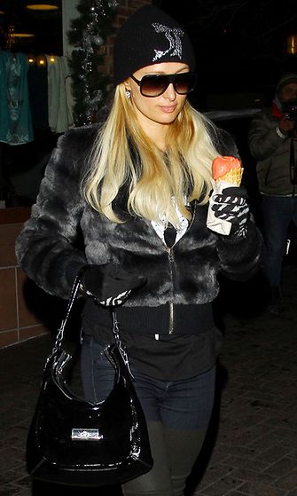 Paris Hilton nauttii jäätelöstä.