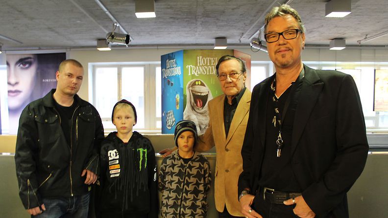 Juha Veijonen toi Niko2 -Lentäjäveljekset -elokuvan ensi-iltaan koko Veijosen suvun miehet.