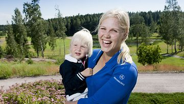 Minea Blomqvist toi Elmeri-poikansa julkisuuteen.